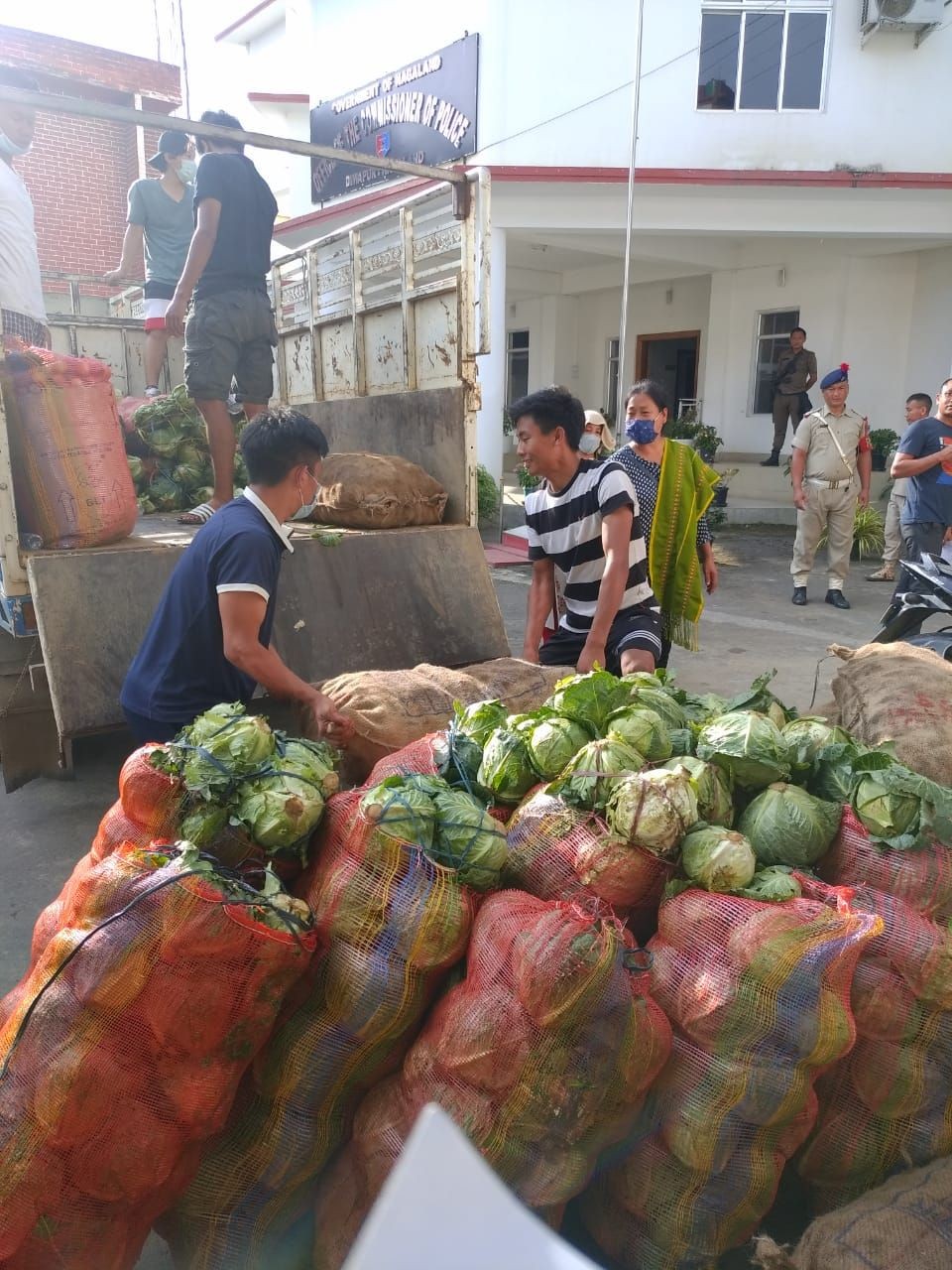 Mao Hoho Dimapur donated potatoes, cabbage and plum acquired from Mao Villages to frontliners of Dimapur in Ganeshnagar QC, DC Office, Police Commissionerate, CMO Office and EAC Chümoukedima to acknowledge their selfless service during the COVID-19 Pandemic on June 20. (Photo Courtesy: Mao Hoho Dimapur)